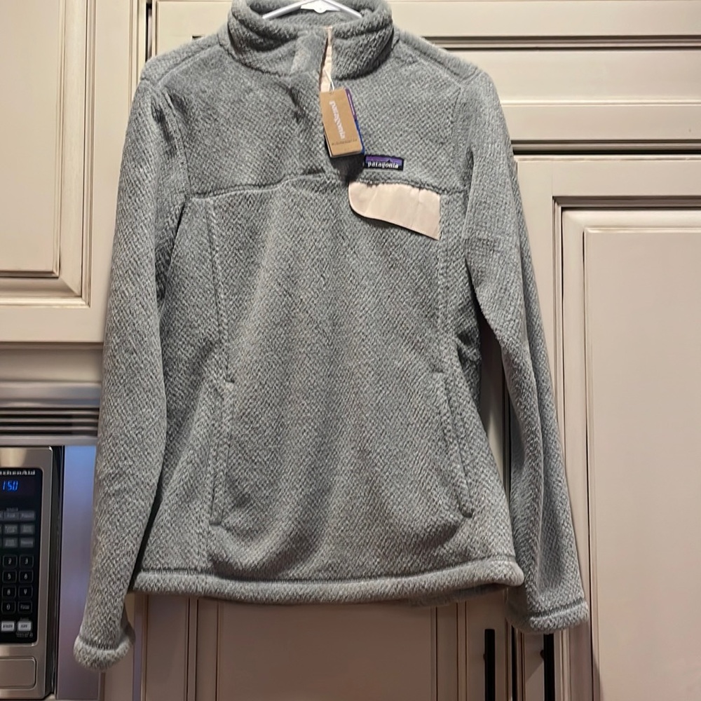 NWT Patagonia 1/4 snap size medium woman grey
